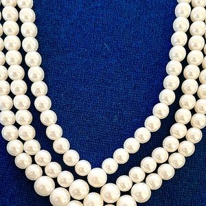 'Pearl'  3 strand classy necklace !